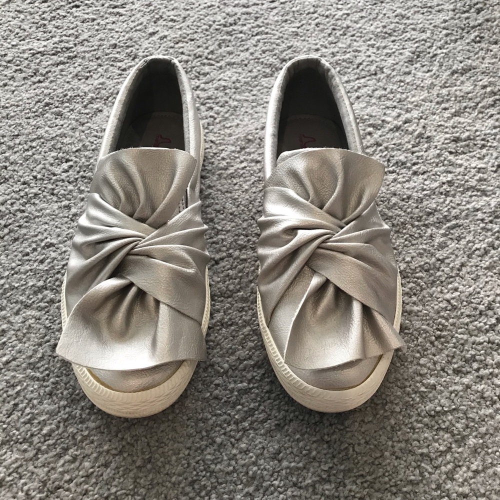 Casual tennis shoes